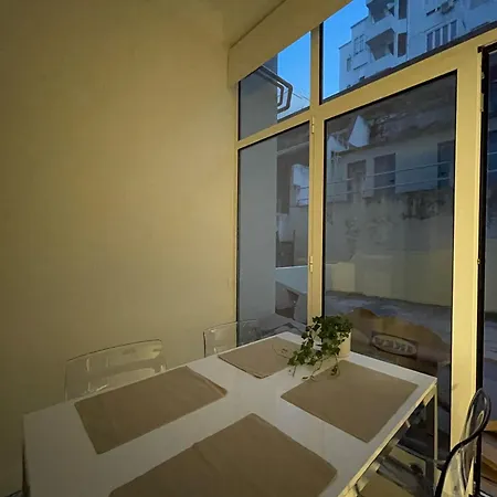 Hotel Charming Double With Workspace On Lisbon's Iconic Street